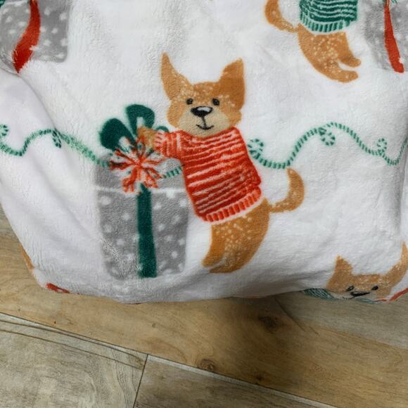 Berkshire Joy Corgi Dog Puppy Christmas Presents Plush Throw Blanket Soft White - Picture 7 of 8